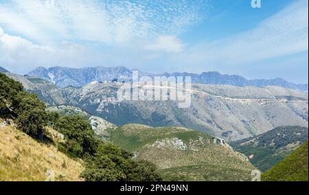 Misty d'été col Llogara panorama (Albanie) Banque D'Images