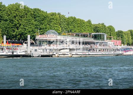 Restaurant sur le bateau Bateaux mouches, Pont de l'Alma à Paris Banque D'Images