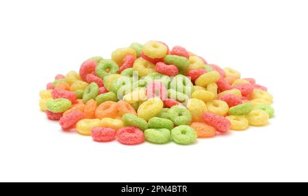 Un tas d'anneaux colorés de petit déjeuner isolés sur blanc. Banque D'Images