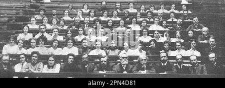 Anniversaire de remise des diplômes des étudiants du département naturel des cours supérieurs de femmes à Moscou avec des professeurs. Photo de 1910. Banque D'Images