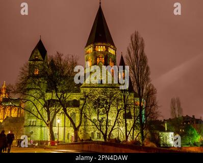 Paysage nocturne autour du Temple neuf, église protestante de Metz située en France Banque D'Images