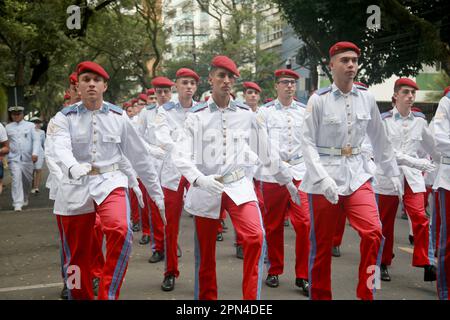 salvador, bahia, brésil - 7 septembre 2022 : le personnel militaire de la Marine brésilienne participe au défilé militaire commémorant l'indépendance Banque D'Images