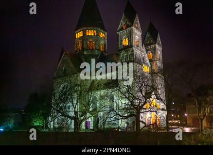 Paysage nocturne autour du Temple neuf, église protestante de Metz située en France Banque D'Images
