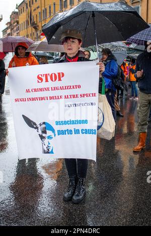 Un militant des droits des animaux tient une bannière pendant la manifestation. La manifestation de l'«Alleanza Animalista» (Alliance animaliste) a opposé des modifications à l'article 19 de la loi 157 de 1992. Dans l'amendement "chasse sauvage" inclus dans la loi budgétaire de 2023, le Parlement italien a autorisé l'entrée des chasseurs dans les villes, annulé l'utilisation de méthodes sans sang pour les activités de contrôle de la faune sauvage, prévu l'approbation d'un plan quinquennal pour la réduction numérique de toutes les espèces d'animaux sauvages. 'Alleanza Animalista' est un mouvement visant à protéger la liberté et les droits des animaux. Banque D'Images