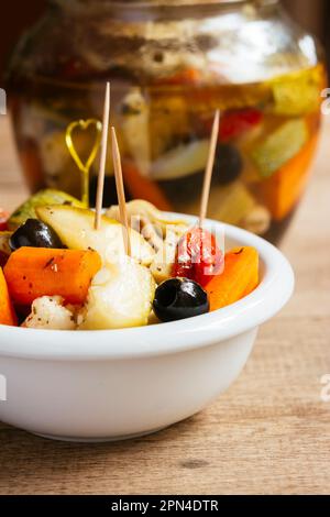 Bol avec une variété de légumes d'été marinés. Banque D'Images