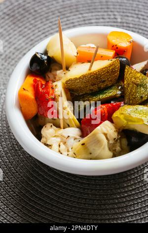 Bol avec une variété de légumes d'été marinés. Banque D'Images