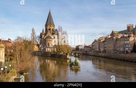 Paysage le soir autour du Temple neuf, église protestante de Metz située en France Banque D'Images