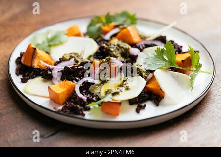 Riz interdit avec Kohlrabi et purée d'hiver et vinaigrette Zhoug Banque D'Images