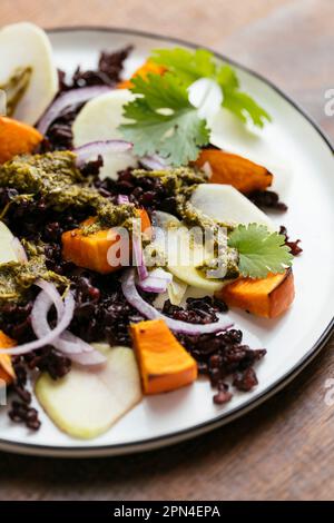 Riz interdit avec Kohlrabi et purée d'hiver et vinaigrette Zhoug Banque D'Images