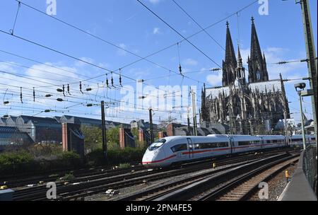 Cologne, Allemagne. 09th avril 2023. L'entrée de la gare principale de Cologne avec un ICE ICE3 Neo sur les voies et la cathédrale de Cologne. Credit: Horst Galuschka/dpa/Alay Live News Banque D'Images