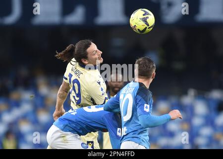 Naples, Italie. 15th avril 2023. Milan Djuric de Hellas Verona FC concurrence pour le ballon avec Piotr Zielinski de SSC Napoli pendant la série Un match entre SSC Napoli vs Hekkas Vérone à Diego Armando Maradona sur 15 avril 2023 à Naples, italie (Credit image: © Agostino Gemito/Pacific Press via ZUMA Press Wire) USAGE ÉDITORIAL SEULEMENT! Non destiné À un usage commercial ! Banque D'Images