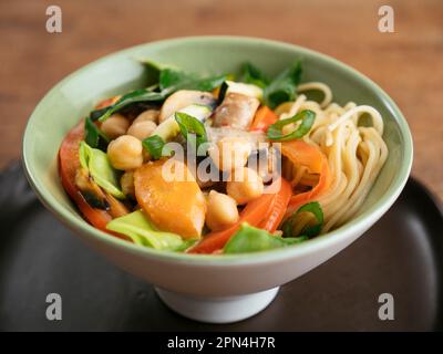 Bol avec un curry de légumes thaïlandais Banque D'Images