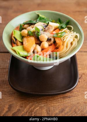 Bol avec un curry de légumes thaïlandais Banque D'Images