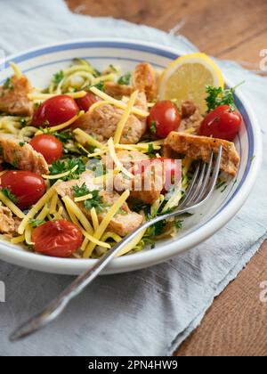 TVP de citron sur les pâtes avec tomates cerises et persil Banque D'Images