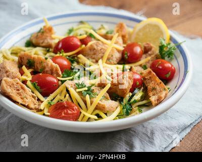 TVP de citron sur les pâtes avec tomates cerises et persil Banque D'Images