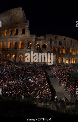 07 avril 2023 - Rome, Italie: Via Crucis (chemin de croix) le vendredi Saint, le pape François a suivi le rendez-vous du Colisée de la Casa Santa Marta pour éviter d'autres problèmes de santé quelques jours après avoir été admis à l'hôpital Gemelli. © Andrea Sabbadini Banque D'Images