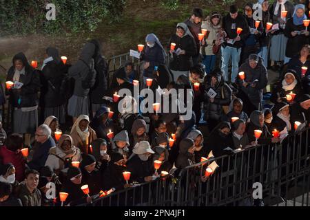 07 avril 2023 - Rome, Italie: Via Crucis (chemin de croix) le vendredi Saint, le pape François a suivi le rendez-vous du Colisée de la Casa Santa Marta pour éviter d'autres problèmes de santé quelques jours après avoir été admis à l'hôpital Gemelli. © Andrea Sabbadini Banque D'Images