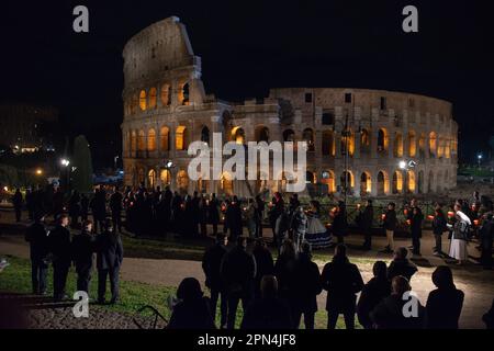 07 avril 2023 - Rome, Italie: Via Crucis (chemin de croix) le vendredi Saint, le pape François a suivi le rendez-vous du Colisée de la Casa Santa Marta pour éviter d'autres problèmes de santé quelques jours après avoir été admis à l'hôpital Gemelli. © Andrea Sabbadini Banque D'Images