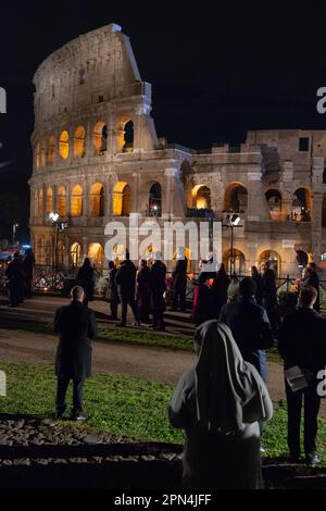 07 avril 2023 - Rome, Italie: Via Crucis (chemin de croix) le vendredi Saint, le pape François a suivi le rendez-vous du Colisée de la Casa Santa Marta pour éviter d'autres problèmes de santé quelques jours après avoir été admis à l'hôpital Gemelli. © Andrea Sabbadini Banque D'Images