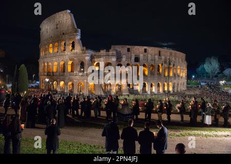 07 avril 2023 - Rome, Italie: Via Crucis (chemin de croix) le vendredi Saint, le pape François a suivi le rendez-vous du Colisée de la Casa Santa Marta pour éviter d'autres problèmes de santé quelques jours après avoir été admis à l'hôpital Gemelli. © Andrea Sabbadini Banque D'Images