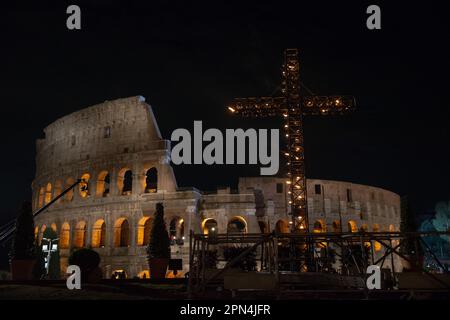 07 avril 2023 - Rome, Italie: Via Crucis (chemin de croix) le vendredi Saint, le pape François a suivi le rendez-vous du Colisée de la Casa Santa Marta pour éviter d'autres problèmes de santé quelques jours après avoir été admis à l'hôpital Gemelli. © Andrea Sabbadini Banque D'Images