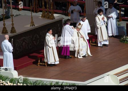 09 avril 2023 - Vatican : le Pape François préside la Sainte Messe et la Bénédiction Urbi et Orbi, le dimanche de Pâques à Saint La place de Pierre... © Andrea Sabbadini Banque D'Images