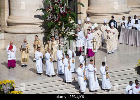 09 avril 2023 - Vatican : le Pape François préside la Sainte Messe et la Bénédiction Urbi et Orbi, le dimanche de Pâques à Saint La place de Pierre... © Andrea Sabbadini Banque D'Images