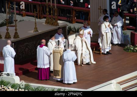 09 avril 2023 - Vatican : le Pape François préside la Sainte Messe et la Bénédiction Urbi et Orbi, le dimanche de Pâques à Saint La place de Pierre... © Andrea Sabbadini Banque D'Images