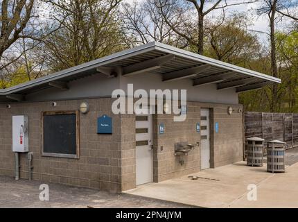 Une salle de bain publique dans le parc Frick appartenant à la ville a nommé la Grange avec des fontaines d'eau à Pittsburgh, Pennsylvanie, États-Unis Banque D'Images