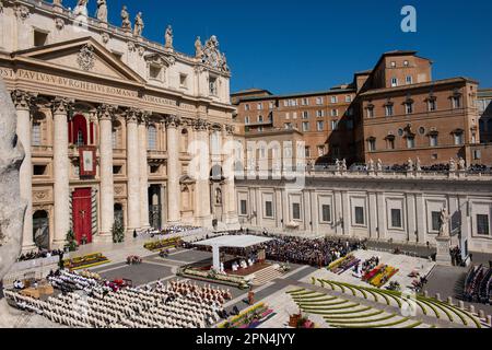 09 avril 2023 - Vatican : le Pape François préside la Sainte Messe et la Bénédiction Urbi et Orbi, le dimanche de Pâques à Saint La place de Pierre... © Andrea Sabbadini Banque D'Images