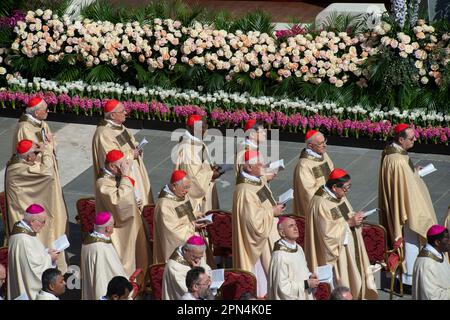 09 avril 2023 - Vatican : le Pape François préside la Sainte Messe et la Bénédiction Urbi et Orbi, le dimanche de Pâques à Saint La place de Pierre... © Andrea Sabbadini Banque D'Images