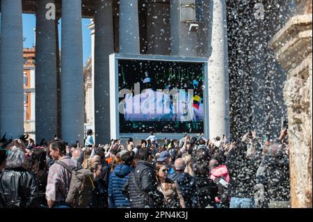 09 avril 2023 - Vatican : le Pape François préside la Sainte Messe et la Bénédiction Urbi et Orbi, le dimanche de Pâques à Saint La place de Pierre... © Andrea Sabbadini Banque D'Images