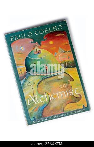 Paulo Coelho - l'Alchimiste - livre de poche sur fond blanc. Première publication 1988 Banque D'Images