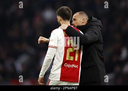 AMSTERDAM - (LR) Florian Grillitsch d'Ajax, l'entraîneur d'Ajax John Heitinga lors du match de première ligue néerlandais entre Ajax Amsterdam et le FC Emmen à l'arène Johan Cruijff sur 16 avril 2023 à Amsterdam, pays-Bas. ANP MAURICE VAN STONE Banque D'Images