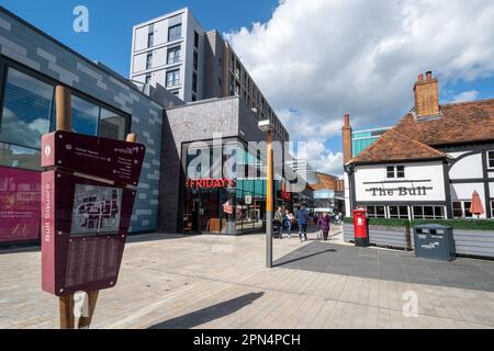 Bull Square dans le Lexicon Center à Bracknell, Berkshire, Angleterre, Royaume-Uni, lors d'une journée ensoleillée avec des gens qui font du shopping et se détendent Banque D'Images