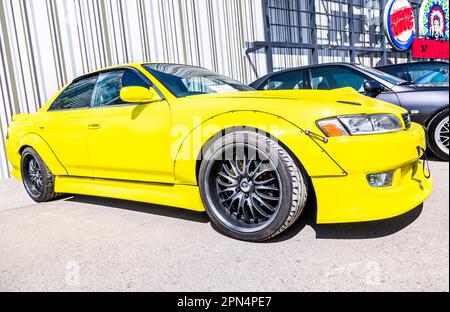 Samara, Russie - 8 mai 2022 : véhicule Toyota Mark II Tourer V (1995) équipé de pneus surbaissés Banque D'Images