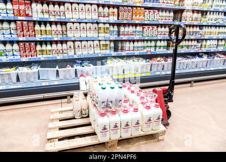 Samara, Russie - 8 mai 2022 : divers produits laitiers frais prêts à être vendus dans un supermarché de chaîne. Le lait emballé comme aliment de fond Banque D'Images