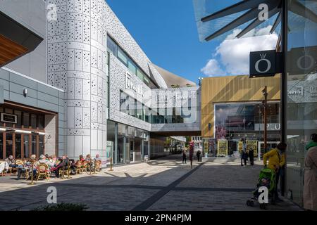 Le Lexicon Center à Bracknell, Berkshire, Angleterre, Royaume-Uni, lors d'une journée ensoleillée avec des gens qui font du shopping et se détendent devant un café Banque D'Images