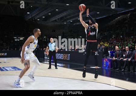 Bologne, Italie. 16th avril 2023. Tornike Shengelia (Segafredo Virtus Bologna) pendant le championnat italien de basket-ball LBA Segafredo Virtus Bologna vs. Dolomiti Energia Trento - Bologna, Italie, 16 avril 2023 à Segafredo Arena - photo: Michele Nucci crédit: Live Media Publishing Group/Alay Live News Banque D'Images