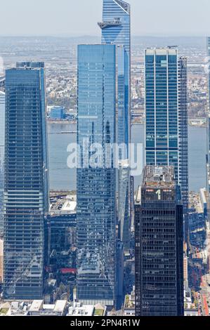 Plus d’une douzaine de gratte-ciels, dont certains sont encore en hausse, sont dans le projet de réaménagement de Hudson yards de New York. (Vue de l'Empire State Building, 13 avril 2023) Banque D'Images