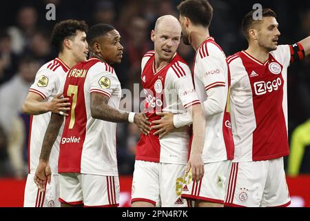 AMSTERDAM - (LR) Jorge Sanchez d'Ajax, Steven Bergwijn d'Ajax, Davy Klaassen d'Ajax, Florian Grillitsch d'Ajax, Dusan Tadic d'Ajax célèbrent le 2-0 lors du match néerlandais entre Ajax d'Amsterdam et le FC Emmen à la Johan Cruijff Arena sur 16 avril 2023 à Amsterdam, aux pays-Bas. ANP MAURICE VAN STONE Banque D'Images