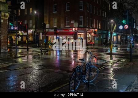 Marchmont Street la nuit sous la pluie, Bloomsbury, Londres, Royaume-Uni Banque D'Images