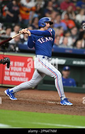 Texas Rangers Catcher Jonah Heim (28) célibataires au centre dans le haut de la salle à manger 8th pendant le jeu MLB entre les Texas Ranges et l'Astr de Houston Banque D'Images