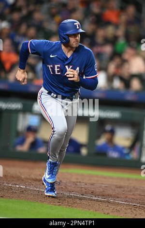 Texas Rangers Catcher Jonah Heim (28) célibataires au centre dans le haut de la salle à manger 8th pendant le jeu MLB entre les Texas Ranges et l'Astr de Houston Banque D'Images