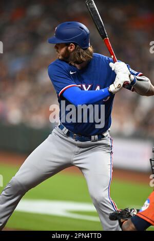 Le Texas Rangers attrape Jonas Heim (28) battant pendant le match de la MLB entre les Texas Ranges et les Astros de Houston le vendredi, 14 avril 2023 à la minute Banque D'Images