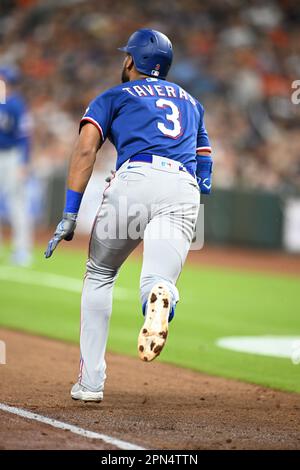 Leody Taveras (3), le premier joueur du centre des Texas Rangers, part pour le match de la MLB entre les Texas Ranges et les Houston Astros, le vendredi avril Banque D'Images