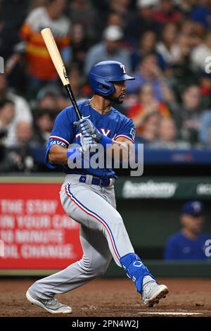 Texas Rangers Center Fielder Leody Taveras (3) célibataires pour se centrer dans le sommet de la 5th salle à manger pendant le jeu MLB entre les Texas Ranges et le Hou Banque D'Images