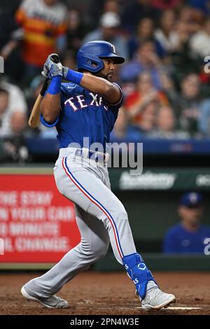 Texas Rangers Center Fielder Leody Taveras (3) célibataires pour se centrer dans le sommet de la 5th salle à manger pendant le jeu MLB entre les Texas Ranges et le Hou Banque D'Images