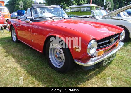 Un Triumph TR6 1978 est exposé lors du rassemblement de véhicules historiques de 47th, Powderham, Devon, Angleterre, Royaume-Uni. Banque D'Images