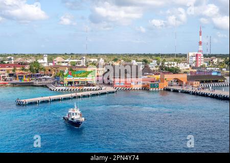 Cozumel, Mexique - 4 avril 2023 : vue sur l'horizon de Cozumel le long du port de croisière. Banque D'Images